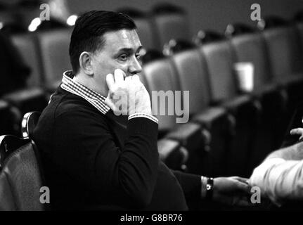 Stephen Brooker durante le prove per la performance di gala del 30° anniversario di Les Miserables in aiuto di Save the Children, tenutasi al Queen's Theatre di Londra Foto Stock