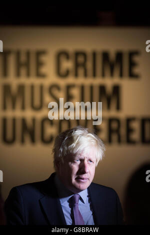 Il sindaco di Londra Boris Johnson è il primo visitatore del Crime Museum, mostra scoperta al Museo di Londra, che si apre oggi al pubblico. Foto Stock