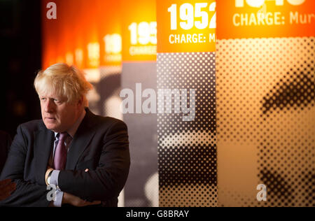 Il sindaco di Londra Boris Johnson è il primo visitatore del Crime Museum, mostra scoperta al Museo di Londra, che si apre oggi al pubblico. Foto Stock