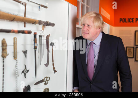 Il sindaco di Londra Boris Johnson è il primo visitatore del Crime Museum, mostra scoperta al Museo di Londra, che si apre oggi al pubblico. Foto Stock