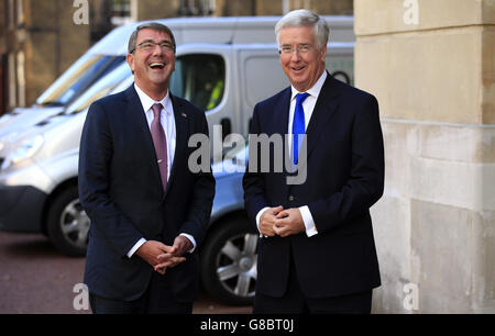 Il segretario britannico alla difesa Michael Fallon (a destra) saluta il suo omologo americano, il segretario americano alla difesa Ashton carter, prima di partecipare a una conferenza stampa alla Lancaster House di Londra. Fallon ha affermato che il governo continua a impegnarsi a sostenere il Parlamento per gli attacchi aerei della RAF contro lo Stato islamico (IS) in Siria nonostante l'intervento della Russia nel conflitto. Foto Stock