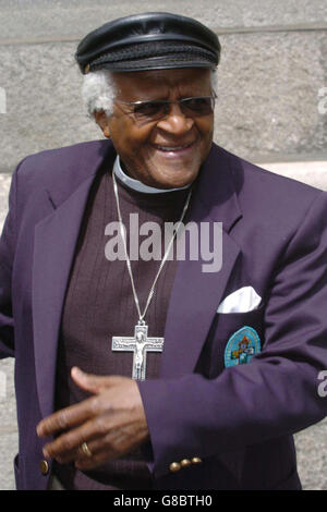 Ex Arcivescovo di Città del Capo e Premio Nobel per la pace, Dr. Desmond Tutu al Trinity College di Dublino dopo essere stato nominato membro onorario della Società filosofica. Foto Stock