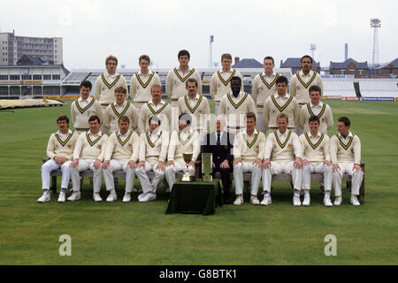 Membri del Nottinghamshire County Cricket Club per la stagione 1988 al Trent Bridge. Back Row: (Da sinistra) Paul Pollard, Russell Evans, David Fraser Darling, Kevin Evans, Andrew afford e G Mike. Fila centrale: Duncan Martindale, Christopher Scott, Andrew Pick, Kevin Saxelby, Franklyn Stephenson, David Millns e Michael Newell. Prima fila: Bruce French, Michael Bore, Edward Hemmings, Derek Randall, Tim Robinson (capitano), KA Taylor, Chris Broad, John Birch, Kevin Cooper e Paul Johnson. Foto Stock