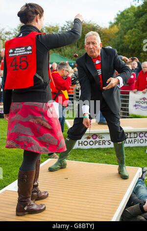 Un concorrente prende un colpo durante il cinquantesimo campionato mondiale di Conker, al Shuckburgh Arms a Southwick, Peterborough. Foto Stock