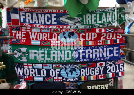 Una visione generale delle sciarpe di Francia e Irlanda in vendita prima della partita della Coppa del mondo di Rugby al Millennium Stadium di Cardiff. Foto Stock