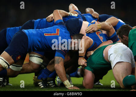 Rugby Union - Coppa del mondo di Rugby 2015 - Pool D - Francia / Irlanda - Millennium Stadium. La Francia e l'Irlanda si sfidano nella mischia durante la partita della Coppa del mondo di rugby al Millennium Stadium di Cardiff. Foto Stock