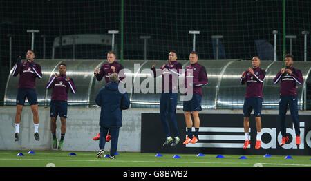 Kyle Walker, Nathaniel Clyne, Phil Jones, Chris Smalling, Phil Jagielka, Inghilterra (sinistra-destra), Kieran Gibbs ad Ryan Bertrand durante la sessione di allenamento allo stadio LFF di Vilnius, Lituania. Foto Stock