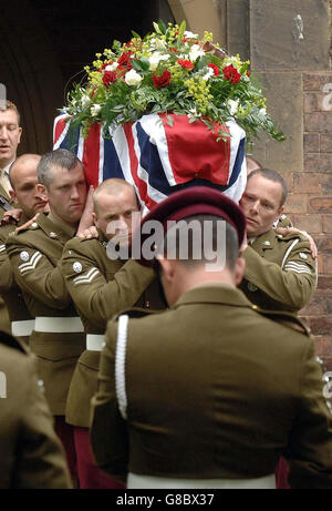 I soldati degli Hussars reali del re portano la bara del caporale di Lance Alan Brackenbury al suo servizio funebre alla chiesa della Santa Trinità a Cowick orientale. Il soldato di 21 anni è stato ucciso nell'Iraq meridionale "occupandosi del lavoro che amava" quando il 29 maggio è scoppiata una bomba a bordo strada nei pressi della città di al Amarah, nella regione di Maysan. Foto Stock