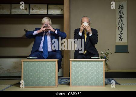 Il sindaco di Londra Boris Johnson partecipa a una tradizionale cerimonia del tè giapponese con il suo omologo a Tokyo, il governatore Yoichi Masuzoe, dove ha imparato a preparare e preparare il tè. Foto Stock