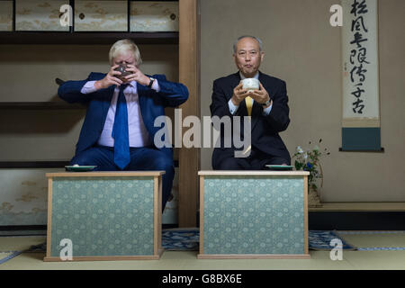 Il sindaco di Londra Boris Johnson partecipa a una tradizionale cerimonia del tè giapponese con il suo omologo a Tokyo, il governatore Yoichi Masuzoe, dove ha imparato a preparare e preparare il tè. Foto Stock