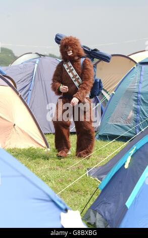 Festival goer Tim Pollard, da Londra, durante il Nokia Isle of Wight Festival al Seaclose Park di Newport, Isola di Wight. Più di 30,000 appassionati di musica parteciperanno, e i rocker scozzesi Travis hanno recentemente fatto il loro ingresso nel titolo il sabato sera dell'evento di tre giorni dopo che Morrissey, ex frontman di Smiths, si è tirato fuori. Foto Stock