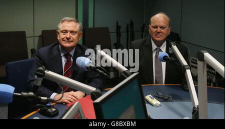 Il Ministro delle spese pubbliche e delle riforme Brendan Howlin (sinistra) e il Ministro delle Finanze Michael Noonan (destra) sono intervistati da Sean o'Rourke di RTE e prendono le chiamate del pubblico sul bilancio presso lo studio di Dublino di RTE. Foto Stock