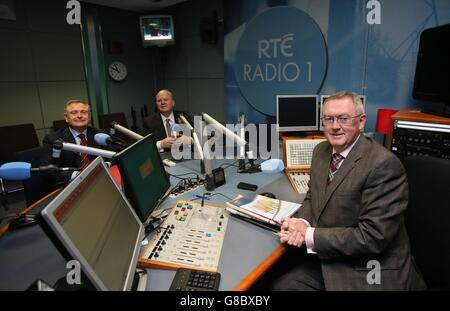 Il ministro delle spese pubbliche e delle riforme Brendan Howlin (sinistra) e il ministro delle Finanze Michael Noonan sono intervistati da Sean o'Rourke (destra) di RTE e prendono le chiamate dal pubblico sul bilancio presso lo studio di RTE a Dublino. Foto Stock