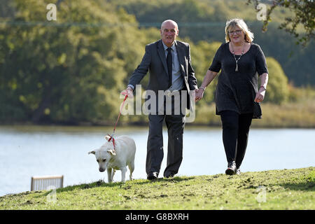 Alan (a sinistra) e Jane Slater festeggiano con il loro 2 anni Labrador Ruby al Riverside Park Hotel a Wootton Bridge dopo una doppia vittoria su Euromillions. Foto Stock