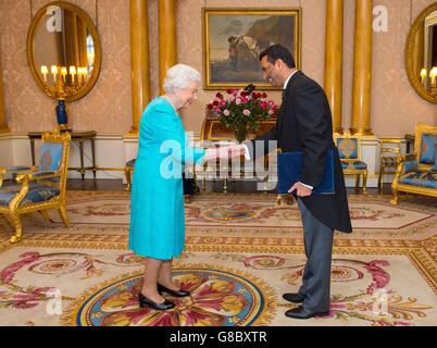 La regina Elisabetta II concede all'ambasciatore dell'Iraq Salih Husain Ali un'udienza mentre presenta le sue credenziali a Buckingham Palace, Londra. Foto Stock