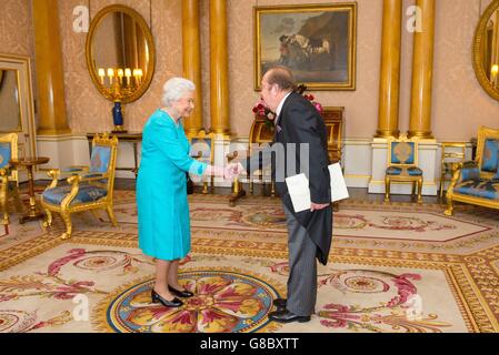 La regina Elisabetta II concede all'ambasciatore dell'Ecuador Carlos Abad Ortiz un'udienza mentre presenta le sue credenziali a Buckingham Palace, Londra. Foto Stock