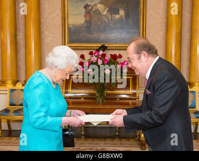 Le credenziali presentate a Palazzo di Buckingham Foto Stock