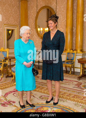 La regina Elisabetta II (a sinistra) concede l'ambasciatore della Gran Bretagna in Cina Barbara Woodward, un pubblico a Buckingham Palace, Londra. Foto Stock