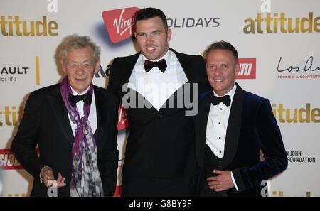 Sir Ian McKellen (a sinistra), Kiegan Hirst (al centro) e Anthony Cotton (a destra) partecipano ai premi Attitude Pride alla Banqueting House di Whitehall, Londra. Foto Stock