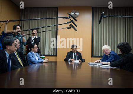 Il Sindaco di Londra Boris Johnson incontra il Ministro olimpico giapponese Endo Toshiaki, responsabile della consegna dei Giochi Olimpici di Tokyo 2020, durante l'ultimo giorno di una visita commerciale di quattro giorni in Giappone. Foto Stock