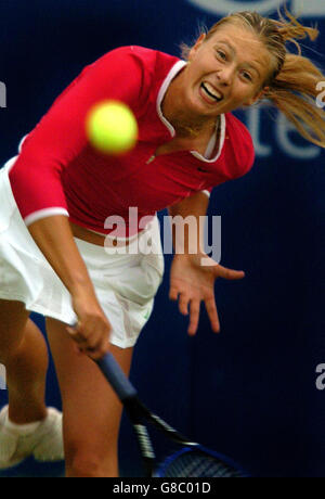 Tennis - DFS Classic 2005 - Semifinale - Maria Sharapova / Tatiana Golovin - Edgbaston Priory Club. Maria Sharapova della Russia in azione contro Tatiana Golovin della Francia Foto Stock