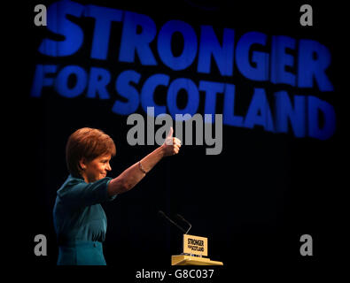 Il leader della SNP Nicola Sturgeon si rivolge alla Conferenza Nazionale della SNP presso il Centro Esposizioni e conferenze di Aberdeen. Foto Stock