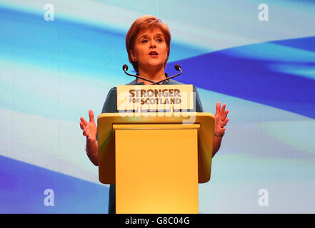 Il leader della SNP Nicola Sturgeon si rivolge alla Conferenza Nazionale della SNP presso il Centro Esposizioni e conferenze di Aberdeen. Foto Stock