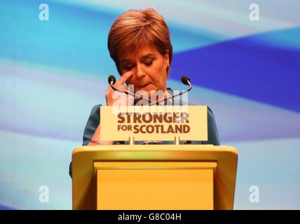 Il leader della SNP Nicola Sturgeon si rivolge alla Conferenza Nazionale della SNP presso il Centro Esposizioni e conferenze di Aberdeen. Foto Stock