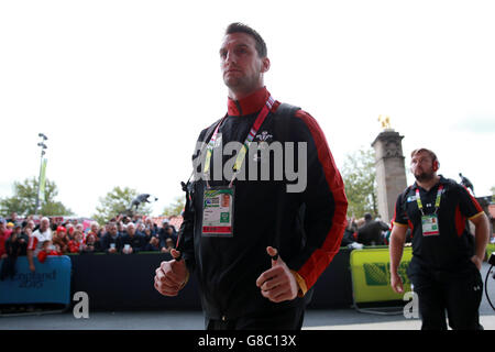 Il capitano del Galles Sam Warburton si fa strada nel terreno prima della partita della Coppa del mondo di Rugby al Twickenham Stadium di Londra. Foto Stock