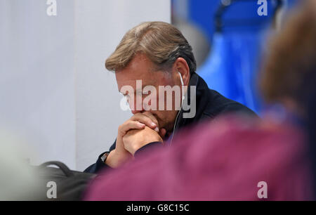 Ex calciatore inglese e Manager Glenn Hoddle nella foto davanti al gioco con il Galles in Euro 2016 nella città francese di lente. Foto Stock