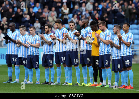 Calcio - Sky Bet League 1 - Coventry City / Blackpool - Ricoh Arena. I giocatori di Coventry City si preparano ad osservare un minuto di applausi prima di iniziare Foto Stock