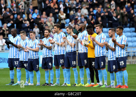 Calcio - Sky Bet League 1 - Coventry City / Blackpool - Ricoh Arena. I giocatori di Coventry City si preparano ad osservare un minuto di applausi prima di iniziare Foto Stock