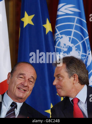 Il primo ministro britannico Tony Blair (a destra) condivide una battuta con il presidente francese Jacques Chirac durante un seminario delle Nazioni Unite per evidenziare il cosiddetto 'Global compact' tra il mondo degli affari e della politica. Foto Stock