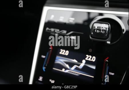 Il cruscotto della prima produzione di serie dedicata a celle a combustibile di idrogeno veicolo, la Toyota Mirai, come passa attraverso esso pace a Denham, Buckinghamshire. Foto Stock