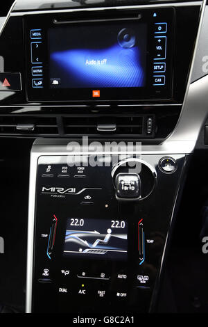 Il cruscotto della prima produzione di serie dedicata a celle a combustibile di idrogeno veicolo, la Toyota Mirai, come passa attraverso esso pace a Denham, Buckinghamshire. Foto Stock