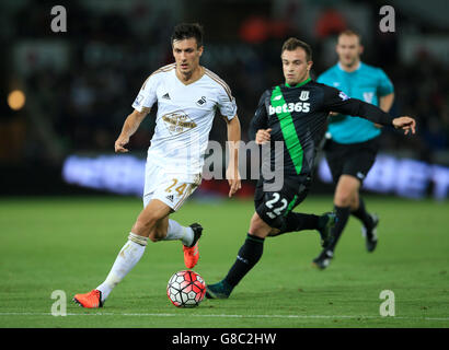 Xherdan Shaqiri di Stoke City (a destra) e Jack Cork di Swansea City, la partita della Barclays Premier League allo stadio Liberty di Swansea. Foto Stock