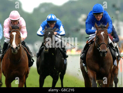 Corse di cavalli - Royal Ascot a York - il Royal Meeting Day - Ippodromo di York. Shamardal guidato dal jockey Kerrin McEvoy (R) sulla strada per vincere il St James's Palace Stakes. Foto Stock