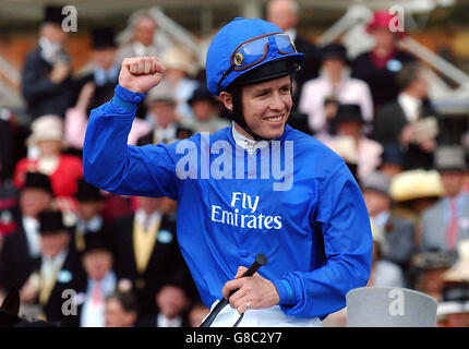 Corse di cavalli - Royal Ascot a York - il Royal Meeting Day - Ippodromo di York. Il jockey Kerrin McEvoy celebra la vittoria dei St James's Palace Stakes su Shamardal. Foto Stock