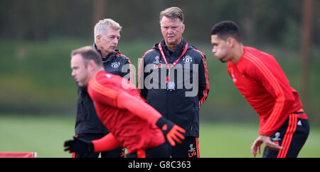 Il manager del Manchester United Louis van Gaal (a destra) e il fisioterapista Jos van Dijk durante una sessione di allenamento al Carrington Training Ground, Manchester. Foto Stock