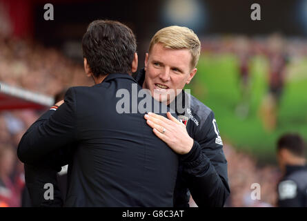 Il direttore di Watford Quique Flores (a sinistra) e il direttore di AFC Bournemouth Eddie Abbraccio Howe prima del gioco Foto Stock