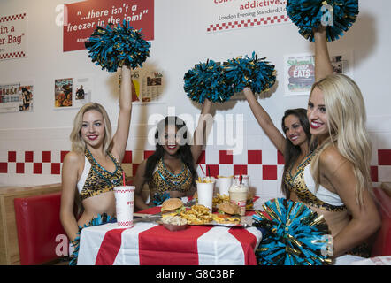 I Jacksonville Jaguars Cheerleaders (da sinistra a destra) Jessica, Candice, Jessica e Kendall celebrano la partnership tra NFL e Five Guys presso il ristorante Burger dell'O2 di Greenwich, Londra, in vista della loro partita contro i Buffalo Bills a Wembley domenica 25 ottobre. Foto Stock