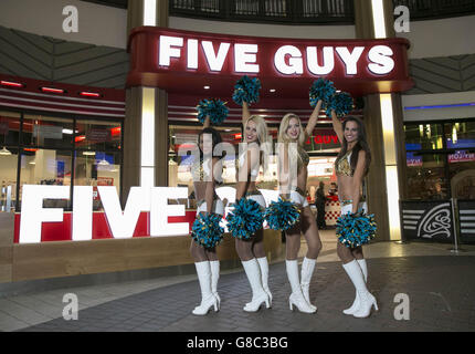 USO EDITORIALE SOLO i Jacksonville Jaguars Cheerleaders (da sinistra a destra) Candice, Kendall, Jessica e Lauren celebrano la partnership tra NFL e Five Guys presso il ristorante Burger all'O2 di Greenwich, Londra, prima della loro partita contro i Buffalo Bills a Wembley questa domenica 25 ottobre. Foto Stock