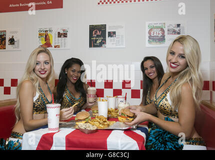 I Jacksonville Jaguars Cheerleaders (da sinistra a destra) Jessica, Candice, Lauren e Kendall celebrano la partnership tra NFL e Five Guys presso il ristorante Burger dell'O2 di Greenwich, Londra, in vista della loro partita contro i Buffalo Bills a Wembley domenica 25 ottobre. Foto Stock