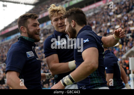 Tommy Seymour (a destra) in Scozia celebra la sua prova durante la partita dei mondiali di calcio al St James' Park, Newcastle. Foto Stock