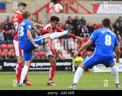 Nicky Ajose (centro) di Swindon Town si batte contro la sfida di Christopher Forrester di Peterborough (seconda a sinistra). Foto Stock