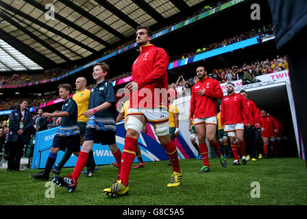 Il capitano del Galles Sam Warburton guida i suoi compagni di squadra prima della partita della Coppa del mondo di Rugby al Twickenham Stadium di Londra. Foto Stock