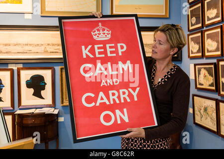 Londra, Regno Unito. Il 27 giugno 2016. L'originale "Mantenere la calma e portare sull' poster è in vendita presso Manning Arte a GBP 21,250. L'arte e antiquariato corre a Londra Olimpia dal 27 giugno al 3 luglio 2016. La fiera d'arte ospita 160 concessionari per mostrare più di 55.000 pezzi valutati da GBP 100 a 1 milione di GBP. Foto Stock