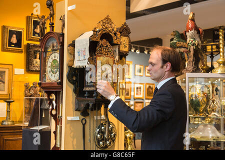 Londra, Regno Unito. Il 27 giugno 2016. Un gallerista da Koos Limburg Jnr. regolare gli orologi. L'arte e antiquariato corre a Londra Olimpia dal 27 giugno al 3 luglio 2016. La fiera d'arte ospita 160 concessionari per mostrare più di 55.000 pezzi valutati da GBP 100 a 1 milione di GBP. Foto Stock
