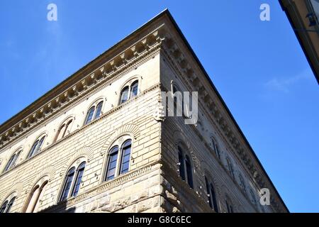 Toscana, Italia. Per le vie di Firenze, osservando l'architettura nella città d'arte visitata da milioni di turisti Foto Stock