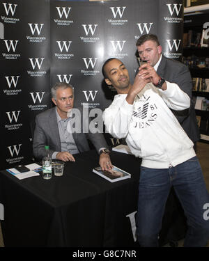 Jose Mourinho guarda come un fan prende un selfie come firma libri durante una fotocellula per il suo libro 'Mourinho' a Waterstones Piccadilly, Londra. Foto Stock